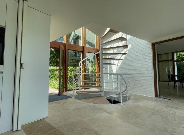 Réhabilitation haut de gamme avec verrière et escalier design